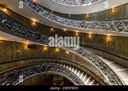 Escalier de Bramante au Musée du Vatican dans la Cité du Vatican. Rome, Italie. L'escalier en colimaçon à double hélice est la destination de voyage célèbre. Banque D'Images