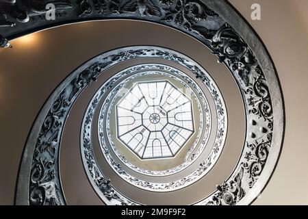 Escalier de Bramante au Musée du Vatican dans la Cité du Vatican. Rome, Italie. L'escalier en colimaçon à double hélice est la destination de voyage célèbre. Banque D'Images