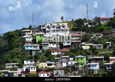 Canaries, St. Lucia- 8 janvier 2023- bâtiments comprenant des maisons, des églises et des écoles dans le village de pêcheurs des Canaries. Banque D'Images