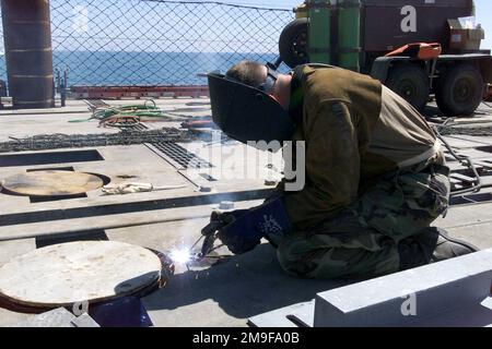 US Navy (USN) Steelworker Third Class (SW3) Charles Kelley, Amphibie Construction Battalion One (ACB-1), base navale Coronado, Californie (CA), soulie un œillet de patin sur une chaussée temporaire pendant l'exercice TURBO PATRIOT, un exercice conjoint Logistics Over-the-Shore (JLOTS), à Camp Pendleton, Californie (CA). Sujet opération/série: TURBO base PATRIOT: Base corps de marine Camp Pendleton État: Californie (CA) pays: États-Unis d'Amérique (USA) Banque D'Images