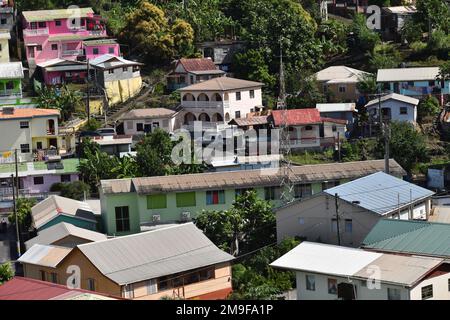 Canaries, St. Lucia- 8 janvier 2023- bâtiments comprenant des maisons, des églises et des écoles dans le village de pêcheurs des Canaries. Banque D'Images