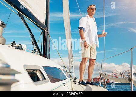 Voyage en mer et homme en yacht pensant à l'aventure, aux vacances et à la liberté sous le soleil d'été. Détendez-vous, calme et mûr sur un bateau de luxe en Croatie Banque D'Images