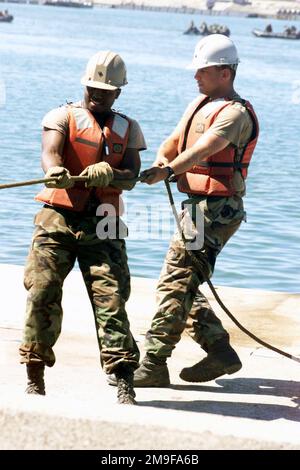 Deux soldats de l'armée américaine (États-Unis) affectés à la compagnie de transport 331st, tire une ligne de guidage pendant la construction de la jetée de Trident, dans le cadre de l'exercice TURBO PATRIOT, un exercice conjoint de logistique sur terre (JLOTS), à Camp Pendleton, Californie (CA). Sujet opération/série: TRUBO PATRIOT base: Base corps de marine Camp Pendleton État: Californie (CA) pays: États-Unis d'Amérique (USA) Banque D'Images