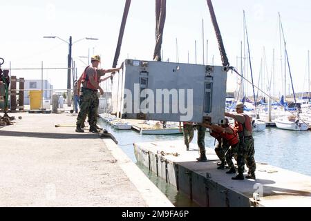 Des soldats DE l'armée AMÉRICAINE (USA) affectés à la compagnie de transport 331st, abaissent une section d'un quai Trident dans l'eau pendant l'exercice TURBO PATRIOT, un exercice conjoint Logistics Over-the-Shore (JLOTS), à Camp Pendleton, Californie (CA). Sujet opération/série: TRUBO PATRIOT base: Base corps de marine Camp Pendleton État: Californie (CA) pays: États-Unis d'Amérique (USA) Banque D'Images