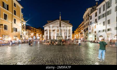 ROME, ITALIE - 30 JUIN 2019 : PANTHÉON (ancien temple romain) vue de nuit dans le centre de Rome. Les gens visitent le Panthéon à Rome, en Italie. Banque D'Images