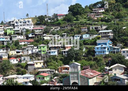 Canaries, St. Lucia- 8 janvier 2023- bâtiments comprenant des maisons, des églises et des écoles dans le village de pêcheurs des Canaries. Banque D'Images