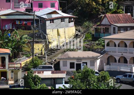 Canaries, St. Lucia- 8 janvier 2023- bâtiments comprenant des maisons, des églises et des écoles dans le village de pêcheurs des Canaries. Banque D'Images