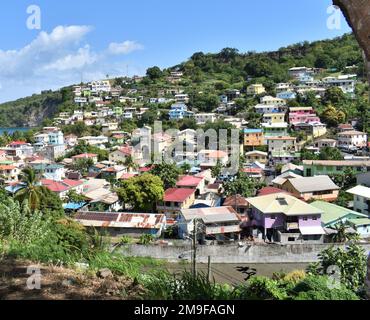 Canaries, St. Lucia- 8 janvier 2023- bâtiments comprenant des maisons, des églises et des écoles dans le village de pêcheurs des Canaries. Banque D'Images