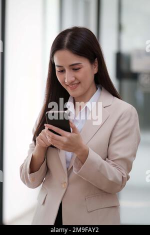 Une femme d'affaires réalise un KYC à l'aide d'un programme bancaire en ligne afin d'ouvrir un compte d'épargne numérique. La définition de la cybersécurité Banque D'Images