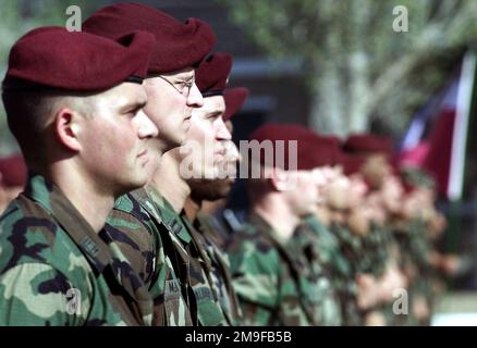 Membres des États-Unis La 82nd Division aéroportée de l'armée, sous la direction du commandant du bataillon, le lieutenant-colonel Rick Bloss (non représenté), marche sur les lieux du défilé pour le début des cérémonies d'ouverture du CENTRASBAT (BATAILLON CENTRAL ASIATIQUE DE MAINTIEN DE LA PAIX) 2000 à 13 septembre 2000. CENTRASBAT est un exercice multinational de maintien de la paix et de secours humanitaire parrainé par les États-Unis Commande centrale (États-Unis CENTCOM) et accueilli par l'ex-République soviétique du Kazakhstan en Asie centrale, du 11th septembre au 20th septembre. Les participants à l'exercice comprennent environ 300 soldats des États-Unis, y compris du personnel des États-Unis C Banque D'Images