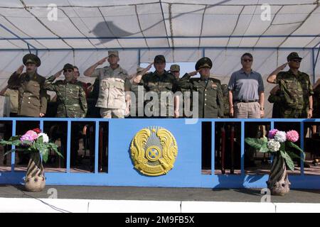 Des représentants gouvernementaux des pays participants, dont le général de l'armée américaine Tommy R. Franks (troisième de gauche), commandant en CHEF du Commandement central des États-Unis, le ministre de la Défense du Kazakhstan, le Lieutenant général Sat Tokpakbaev (centre) et le colonel général Anatoly Sergeev (troisième de droite), commandant russe, Saluez le col et la revue lors des cérémonies d'ouverture du Bataillon de maintien de la paix d'Asie centrale (CENTRASBAT) 2000, Almaty, Kazakhstan (KAZ), le mercredi 13 septembre 2000. Le CENTRASBAT 2000 est un exercice multinational de maintien de la paix et de secours humanitaire parrainé par le ce des États-Unis Banque D'Images