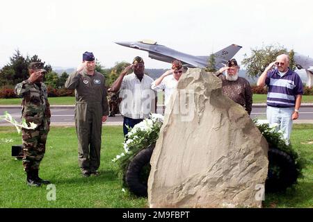 Les membres des anciens combattants des guerres étrangères (VFW) après 10775, la Légion américaine et le colonel John E. Watkins de la Force aérienne américaine, commandant de la 52nd e Escadre, rendent hommage lors d'une cérémonie du jour du souvenir POW/MIA au parc commémoratif de la base à la base aérienne de Spangdahlem, en Allemagne, au 15 septembre 2000. Base: Spangdahlem Air base État: Rheinland-Pfalz pays: Allemagne / Allemagne (DEU) Banque D'Images