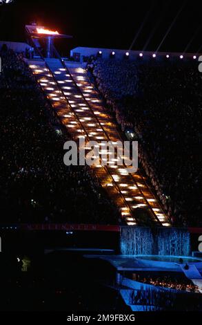 La torche olympique est allumée alors qu'elle est élevée au sommet du stade olympique devant un auditoire de 110 000 personnes à 15 septembre 2000, lors des cérémonies d'ouverture des Jeux Olympiques de Sydney en 2000. Base: Sydney État: Nouvelle-Galles du Sud pays: Australie (AUS) Banque D'Images
