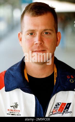 Tout droit sur une photo moyenne du major de l'armée américaine Michael anti sur 17 septembre 2000. LE MAJ anti est de l'unité de stratégie de marché de l'armée américaine à fort Benning, en Géorgie. Il participe à la compétition de tir à trois positions du fusil libre olympique de 2000 aux Jeux de Sydney. Base: Sydney État: Nouvelle-Galles du Sud pays: Australie (AUS) Banque D'Images