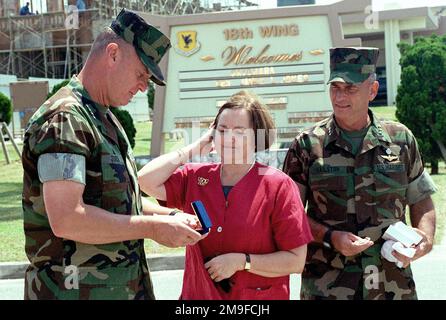 LE général James L. Jones commandant du corps des Marines DES ÉTATS-UNIS reçoit un cadeau de Mme Nancy Hailston, épouse du corps des Marines des États-Unis, Lgén Earl B. Hailston, troisième commandant de la Force expéditionnaire maritime à la base aérienne de Kadena, Okinawa, Japon. Cela a mis fin à la visite de deux jours du commandant à Okinawa, au Japon. Base: Kadena Air base État: Okinawa pays: Japon (JPN) Banque D'Images