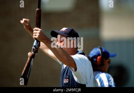 Profil du côté gauche, tir moyen, du sergent de première classe de l'armée américaine James graves alors qu'il lève les mains après un tour d'entraînement lors des Jeux olympiques de 2000 à Sydney, en Australie, sur 19 septembre 2000. SFC graves est en compétition sur le site de Skeet aux Jeux Olympiques. Base: Sydney État: Nouvelle-Galles du Sud pays: Australie (AUS) Banque D'Images