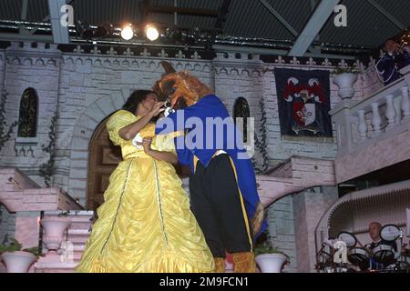 LA Lieutenant Sarah L. Cantrel (à gauche), Commandant de section du 96th Escadron de bombardement de la base aérienne de Barksdale, Louisiane, membre des Tops en bleu, se produit dans la comédie musicale Beauty and the Bête au Skeltal Memorial Fitness Centre de la base aérienne de Spangdahlem, en Allemagne, sur 20 septembre 2000. Top in Blue est une unité spéciale de l'US Air Force, composée d'artistes amateurs talentueux qui voyagent dans le monde entier pour divertir le personnel militaire et leurs familles. Base: Spangdahlem Air base État: Rheinland-Pfalz pays: Allemagne / Allemagne (DEU) Banque D'Images