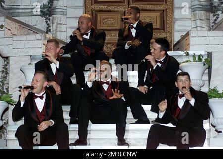 Le spectacle Top in Blue se produit au centre de fitness Skeltal Memorial de la base aérienne de Spangdahlem, en Allemagne, sur 20 septembre 2000. Top in Blue est une unité spéciale de l'US Air Force, composée d'artistes amateurs talentueux qui voyagent dans le monde entier pour divertir le personnel militaire et leurs familles. Base: Spangdahlem Air base État: Rheinland-Pfalz pays: Allemagne / Allemagne (DEU) Banque D'Images