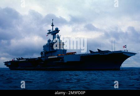 Porte-avions français Charles de Gaulle R91. Charles de Gaulle est le fleuron de la Marine française. Le navire, mis en service en 2001, est le dixième porte-avions français, le premier navire de surface à propulsion nucléaire français et le seul porte-avions à propulsion nucléaire achevé en dehors de la marine des États-Unis. Banque D'Images