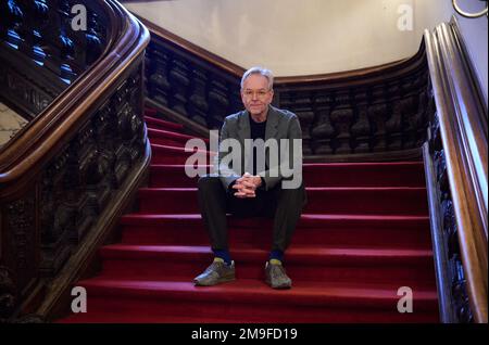 Berlin, Allemagne. 12th janvier 2023. Oliver Reese, directeur artistique de l'ensemble Berliner, se trouve sur un escalier dans l'ensemble Berliner. Credit: Annette Riedl/dpa/Alay Live News Banque D'Images