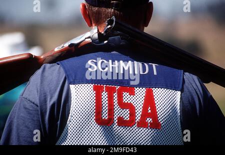 Vue arrière, gros plan moyen du sergent de l'armée américaine Michael Schmidt alors qu'il repose son fusil de chasse sur son épaule lors d'une pause dans l'action à la qualification masculine de Skeet vendredi, 22 septembre 2000, aux Jeux Olympiques de Sydney. LE SGT Schmidt est membre de l’unité de stratégie de marché de l’armée américaine à fort Benning, en Géorgie. Base: Sydney État: Nouvelle-Galles du Sud pays: Australie (AUS) Banque D'Images