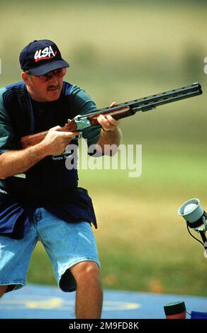Tout droit, tir moyen alors que le sergent de l'armée américaine Michael Schmidt Junior prend le but pendant le Skeet masculin aux Jeux olympiques de 2000 à Sydney, en Australie, sur 23 septembre 2000. LE SGT Schmidt, de l’unité de stratégie de marché de l’armée américaine à fort Benning, en Géorgie, n’a pas réussi à atteindre le dernier round. Base: Sydney État: Nouvelle-Galles du Sud pays: Australie (AUS) Banque D'Images