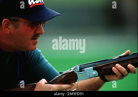 Profil du côté droit, gros plan du Sergent de l'armée américaine Michael Schmidt Junior alors qu'il prend le but pendant le Skeet des hommes aux Jeux olympiques de 2000 à Sydney, en Australie, sur 23 septembre 2000. LE SGT Schmidt, de l’unité de stratégie de marché de l’armée américaine à fort Benning, en Géorgie, n’a pas réussi à atteindre le dernier round. Base: Sydney État: Nouvelle-Galles du Sud pays: Australie (AUS) Banque D'Images