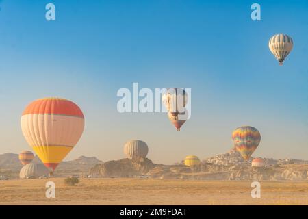 Cappadoce, Turquie-20 septembre 2022: Ballons en Cappadoce. Ballons atterrissant au sol, voitures Banque D'Images