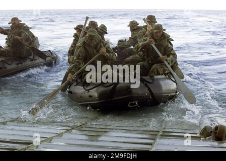 US Marine corps (USMC) Marines de Battalion Landing Team (BLT) 2/2's Golf Company lance leur combat Rubber reconnaissance Crafts (CRRC) depuis le pont de puits de la US Navy (USN) Amphiobie transport Dock, USS AUSTIN (LPD 4), lors d'un atterrissage amphibie sur l'île de Zirje, Croatie. Le raid s'inscrit dans le cadre d'un exercice bilatéral de formation qui s'est tenu en Croatie entre les marins et les Marines rattachés à l'unité expéditionnaire maritime de 26th, les opérations spéciales (MEUSOC) et les militaires croates, participant à l'exercice bilatéral de formation Croate Phiblex 2000. Objet opération/série: PHI CROATE Banque D'Images