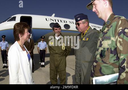 LE colonel STEPHEN Spencer de LA Force aérienne DES ÉTATS-UNIS, Vice-commandant de la 31st Escadre Fighter (FW), base aérienne d'Aviano (Italie), souhaite la bienvenue au sous-secrétaire de la Force aérienne (USECAF), l'honorable Carol DiBattiste. LE COL Spencer est flanqué du commandant de l'aéroport d'Aviano (G-D), du colonel Messandro Tudini de la Force aérienne italienne et du capitaine Stuart Wolthuis de l'USAF, 31st FW Protocal Office. L'USECAF a effectué une visite pour rencontrer le personnel de la Force aérienne et faire le tour du projet Aviano 2000. Base: Aviano Air base État: Pordenone pays: Italie (ITA) Banque D'Images