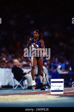 Tout droit, une photo de la SPÉCIALISTE de l'armée américaine Dawn Burrell, qui réussit son saut qualifiant dans le saut long féminin au stade olympique jeudi, 28 septembre 2000, lors des Jeux Olympiques de Sydney. Le SPC Burrell est membre du Programme des athlètes de classe mondiale de l'armée américaine. Base: Sydney État: Nouvelle-Galles du Sud pays: Australie (AUS) Banque D'Images