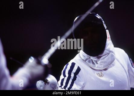 Tout droit, gros plan moyen du SPÉCIALISTE de l'armée américaine Chad SENIOR alors qu'il engage un adversaire sur le site de l'escrime pendant le Pentathlon moderne au Parc olympique le samedi 30 septembre 2000 aux Jeux Olympiques de Sydney. LE RESPONSABLE de la SPC est du Programme des athlètes de classe mondiale de l'armée américaine. Base: Sydney État: Nouvelle-Galles du Sud pays: Australie (AUS) Banque D'Images