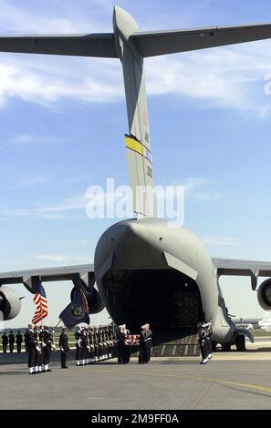 La Garde de cérémonie de la Marine des États-Unis honore les membres tombés de l'USS COLE (DDG 67) à la base aérienne de Douvres, Delaware, car leurs restes sont retirés d'un avion C-17 Globemaster III de la Force aérienne des États-Unis sur 14 octobre 2000. Les marins ont été tués dans une explosion à la suite d'une attaque terroriste contre LE COLE au Yémen. Base: Dover État: Delaware (DE) pays: Etats-Unis d'Amérique (USA) Banque D'Images