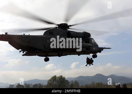 LES aviateurs DE la Force aérienne DES ÉTATS-UNIS du 320th STS (escadron d'entraînement stratégique) effectuent des travaux de levage avec un 31st SOS (escadron d'opérations spéciales), 353rd Groupe d'opérations spéciales, base aérienne de Kadena, Okinawa (Japon), hélicoptère Pave Low MH53J, simulant une reprise d'aviateur au-dessus de la piste de la base aérienne de Taegu, République de Corée (Corée du Sud). Cette mission est en soutien direct de l'opération FOAL EAGLE 2000. Objet opération/série: BASE EAGLE 2000: Base aérienne de Taegu pays: Corée Banque D'Images