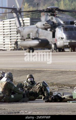 Plusieurs membres de la Force aérienne des États-Unis, membres du groupe des opérations spéciales de 353rd, ont été déployés à la base aérienne de Taegu, en Corée, à partir de la base aérienne de Kadena, à Okinawa, pour prendre la relève dans un bunker simulé près d'un hélicoptère MH-53H Pave Low III de l'USAF, au cours de l'exercice FEAGLE 2000 sur 26 octobre 2000. FOAL EAGLE se tient chaque année en Corée du Sud pour démontrer la coopération militaire des États-Unis et de la Corée du Sud et est les États-Unis Le plus grand exercice multinational de formation sur le terrain à joint-Service de Millarys. L'exercice de cette année implique environ 25 000 soldats actifs de service, de réserve et de la Garde nationale des États-Unis et des bases à travers Banque D'Images