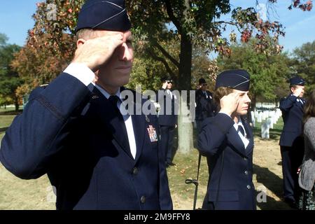 Les membres DE LA Force aérienne DES ÉTATS-UNIS saluent lors d'un enterrement d'honneur pour le second lieutenant Richard Vandegeer de la Force aérienne des États-Unis au cimetière national d'Arlington, sur 27 octobre 2000. Base: Arlington État: Virginia (va) pays: Etats-Unis d'Amérique (USA) Banque D'Images