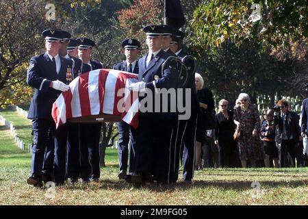 Les membres DE l'armée DE l'air AMÉRICAINE tiennent un drapeau drapé dans un cercueil lors d'un enterrement d'honneur pour le second lieutenant Richard Vandegeer de l'armée de l'air américaine au cimetière national d'Arlington sur 27 octobre 2000. Base: Arlington État: Virginia (va) pays: Etats-Unis d'Amérique (USA) Banque D'Images