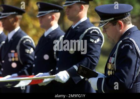 Un aumônier de l'armée de l'air américaine lit un livre de culte alors que d'autres membres de l'armée de l'air américaine détiennent le drapeau américain lors d'un enterrement d'honneur pour le second lieutenant de l'armée de l'air américaine Richard Vandegeer au cimetière national d'Arlington, sur 27 octobre 2000. Base: Arlington État: Virginia (va) pays: Etats-Unis d'Amérique (USA) Banque D'Images