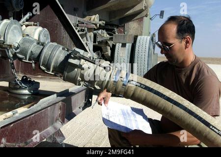 LE sergent technique DE LA Force aérienne AMÉRICAINE Douglas E. Thomas, 363rd Expeditionary Supply Squadron, base aérienne du Prince Sultan, Arabie saoudite, s'assure que les documents sont corrects avant d'accepter le carburant des camions entrants. TSGT Thomas fait partie de la force de coalition qui soutient ici l'opération SOUTHERN WATCH, un effort militaire visant à faire respecter la zone d'exclusion aérienne et d'exclusion de conduite dans le sud de l'Irak. Objet opération/série : BASE DE SURVEILLANCE SUD : base aérienne de Prince Sultan pays : Arabie saoudite (SAU) Banque D'Images