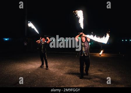 IVANOVO, RUSSIE - 23 AOÛT 2016 : des danseurs professionnels avec des torches scintillantes ont présenté un feu dangereux Banque D'Images