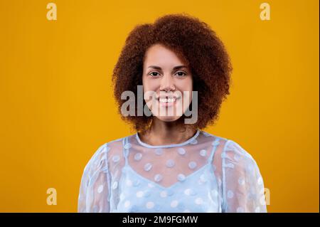 Photo studio d'une jeune femme mignonne aux cheveux sombres Banque D'Images