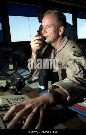 Florida Air National Guard le lieutenant-colonel David Coggin, pilote d'avion F-15 Eagle du 159th Fighter Squadron de l'aéroport international de Jacksonville, parle aux pilotes qui sont sur le point de lancer leur avion à la base aérienne de Prince Sultan, en Arabie Saoudite. LE LCOL Coggin fait partie de l'aile expéditionnaire aérienne de 363rd qui applique la zone d'exclusion aérienne et de non-déplacement dans le sud de l'Iraq pour protéger et défendre contre l'agression iraquienne à l'appui de l'opération SOUTHERN WATCH. Objet opération/série : BASE DE SURVEILLANCE SUD : base aérienne de Prince Sultan pays : Arabie saoudite (SAU) Banque D'Images