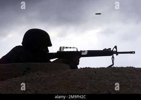 L'AVIATEUR PRINCIPAL DE LA Force aérienne AMÉRICAINE Marco Talamantez, du Commandement de l'éducation et de l'entraînement aériens, tire une carabine M16A2 hors de portée lors de la compétition de carabine de combat à Camp Bullis, Texas, lors DU DÉFI DÉFENSEUR 2000. Le défi des défenseurs est le concours annuel de la Force aérienne commandité par les Forces de sécurité de la Force aérienne. Ce concours met en valeur les talents et les capacités de 13 équipes des forces de sécurité internationales dans sept domaines de la condition physique, de la défense de base et de la police sur six jours. Sujet opération/série: DEFENDER CHALLENGE '00 base: Camp Bullis État: Texas (TX) pays: États-Unis d'Amérique (USA Banque D'Images