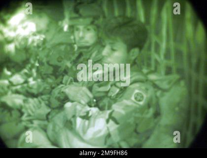 LE Sergent DE l'armée AMÉRICAINE de première classe Tonya Griffin, un maître-jumpmaster de la compagnie Bravo, 82nd Airborne, se détend avant de sauter dans la zone de chute de la Sicile à fort Bragg, en Caroline du Nord. SFC Griffin est l'une des 5 000 troupes qui participent à un exercice d'assaut aérien appelé GRAND PAQUET. L'exercice d'entraînement améliore la capacité de chute d'air du Commandement de la mobilité aérienne et du 82nd Airborne. Avions de la 305th Air Mobility Wing, de la base aérienne de McGuire, New Jersey, de la 62nd Airlift Wing, de la base aérienne de McChord, Washington, de la 437th Airlift Wing, de la base aérienne de Charleston, Caroline du Sud, de la 97th Banque D'Images