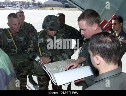 LE capitaine DE la Force aérienne AMÉRICAINE Dan Vasenko, un navigateur de l'escadron de transport aérien 6th, passe au-dessus des derniers détails d'une chute d'air avec le maître-jumpmaster de la borne aérienne 82nd. Les troupes seront insérées dans la zone de dépôt de Sicile à fort Bragg, en Caroline du Nord. Les hommes sont quelques-unes des 5 000 82nd troupes aéroportées qui participent à l'exercice d'assaut aérien appelé GRAND PAQUET. L'exercice d'entraînement améliore la capacité de chute d'air du Commandement de la mobilité aérienne et du 82nd Airborne. Avions de l'aile 305th Air Mobility, base aérienne de McGuire, New Jersey, l'aile 62nd Airlift, base aérienne de McChord, Washingto Banque D'Images