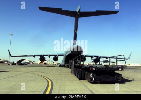 Un membre de l'escadron de soutien à la mobilité aérienne expéditionnaire 8th, la base aérienne du Prince Sultan, en Arabie saoudite, conduit un K-Loader jusqu'à un C-17 Globemaster III pour descendre de l'aéronef pendant l'opération SOUTHERN WATCH. Le maréchal fait partie des forces de coalition de l'aile expéditionnaire aérienne de 363rd qui applique la zone d'exclusion aérienne et de non-déplacement dans le sud de l'Irak pour protéger et défendre contre l'agression irakienne. Objet opération/série : BASE DE SURVEILLANCE SUD : base aérienne de Prince Sultan pays : Arabie saoudite (SAU) Banque D'Images