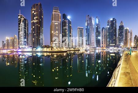 Dubai Marina panorama de nuit, Émirats Arabes Unis Banque D'Images