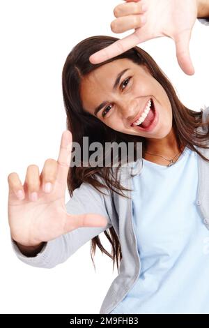 Femme visage, portrait et mains cadrage d'un modèle de sourire avec bonheur et fond blanc. Isolé, jeune et cadre de main d'une femme heureuse Banque D'Images