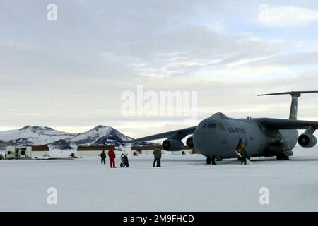 Photo du premier avion C-141C Starliger de l'aile Air Mobility 452nd, base de réserve aérienne de mars, Californie, pour atterrir sur la glace à la station McMurdo, Antarctique, à l'appui de l'opération DEEP FREEZE. Objet opération/série: BASE DE CONGÉLATION PROFONDE: Station McMurdo pays: Antarctique (ATA) Banque D'Images