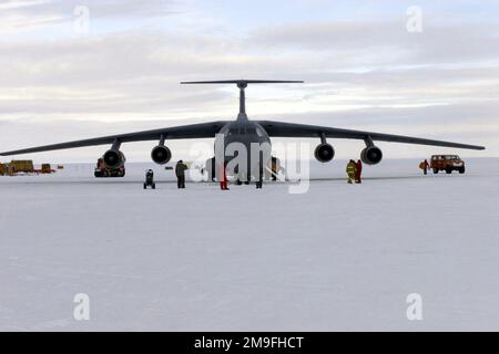 Photo du premier avion C-141C Starliger de l'aile Air Mobility 452nd, base de réserve aérienne de mars, Californie, pour atterrir sur la glace à la station McMurdo, Antarctique, à l'appui de l'opération DEEP FREEZE. Objet opération/série: BASE DE CONGÉLATION PROFONDE: Station McMurdo pays: Antarctique (ATA) Banque D'Images